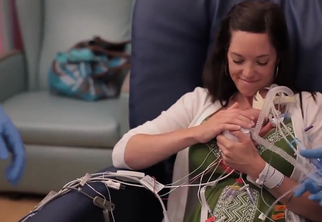 妈妈第一次抱早产儿，多名医护人员来帮忙，让人想哭