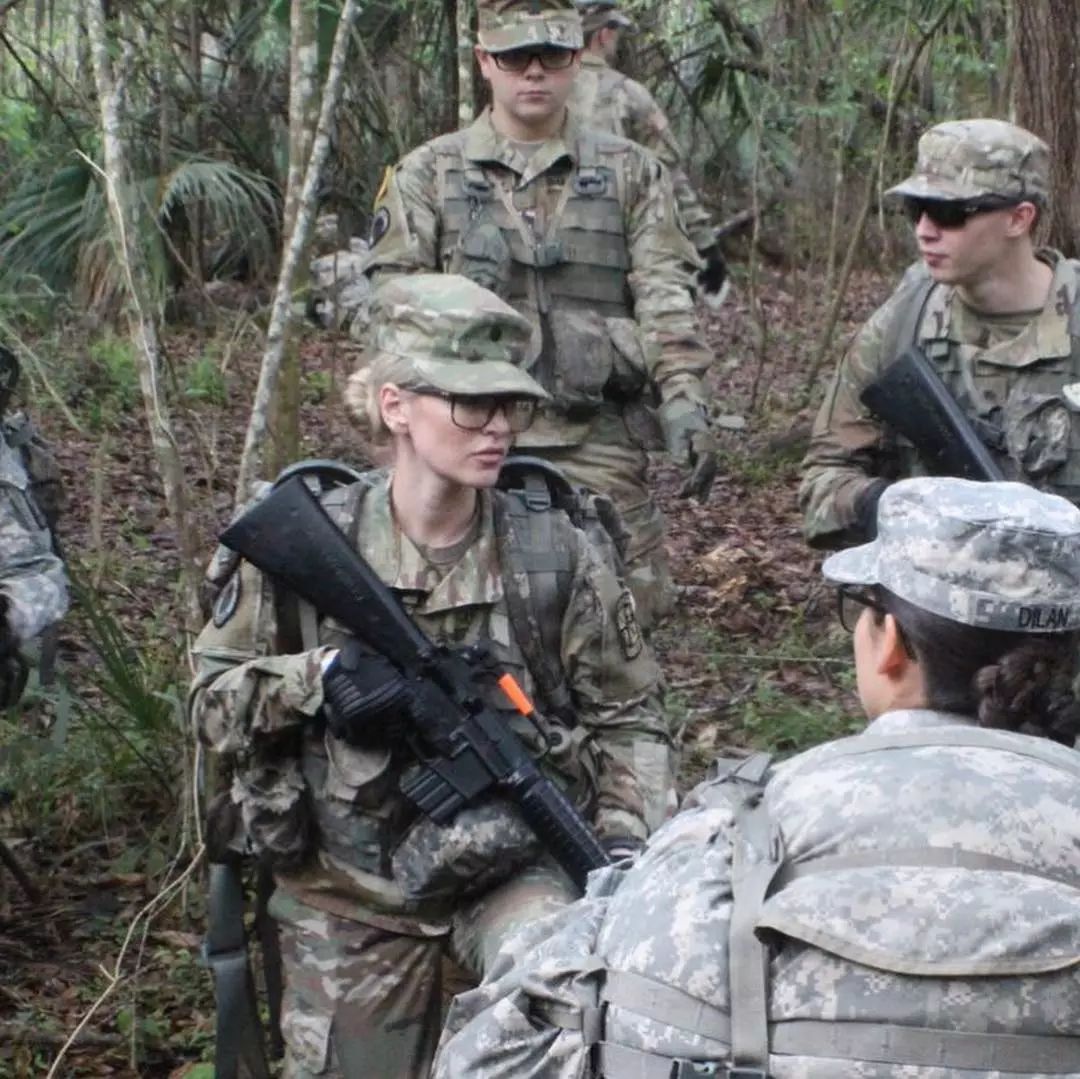 舅舅性侵、母亲家暴，她绝地反击，当上军官后，帮更多受虐孩子