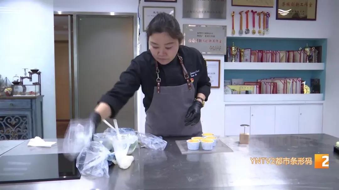 “太惊艳！一枝枝糖花在蛋糕上盛开！”来自昆明饭店的这位西点烹饪大师，牛！