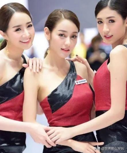 长相神似迪丽热巴的车模,车模和迪丽热巴对比照