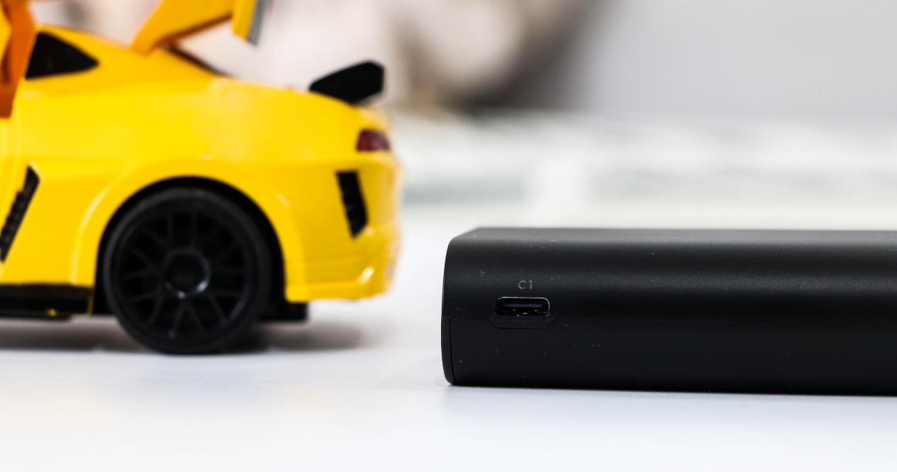 图拉斯自带线快充,图拉斯移动电源