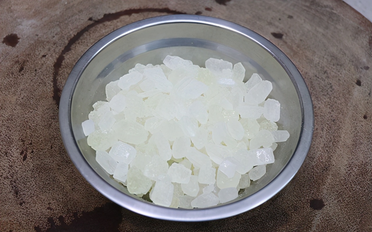 怎么用冰糖炒糖色不炸锅,红烧肉炒糖色怎么不炸锅