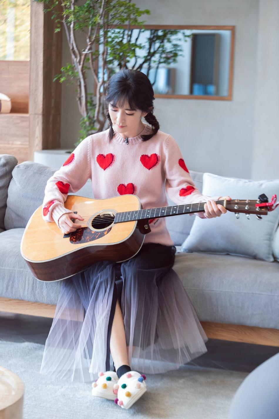 谢娜最新美照曝光,谢娜复出后走机场叠穿造型真时髦