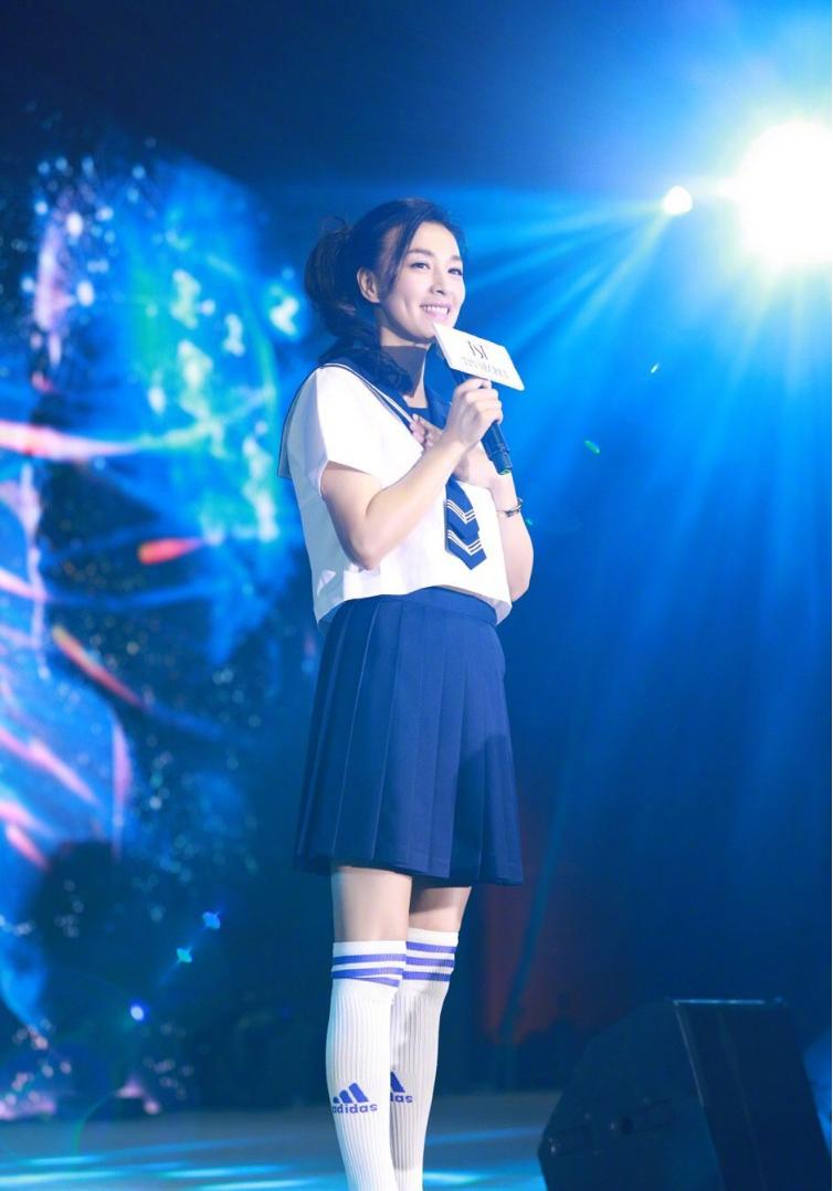 张庭黄色上衣,张庭同款超短裙