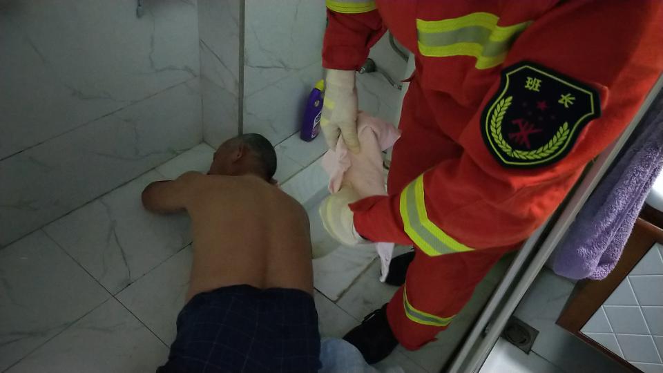 百岁老人被卡马桶消防10分钟救出,七旬老人被卡一夜消防员钻墙缝救
