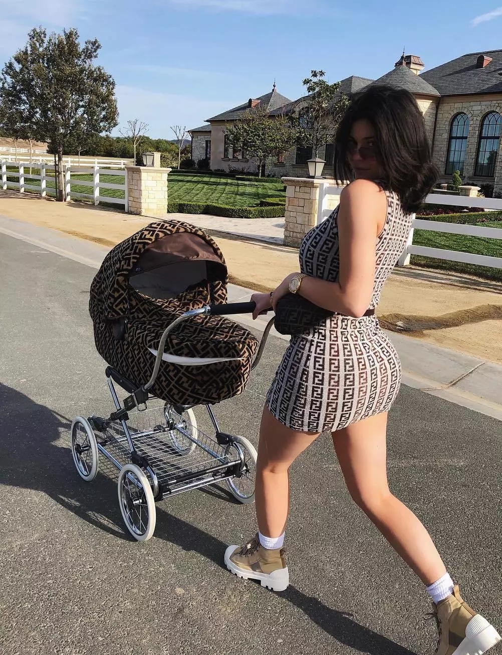 王诗龄戴的珠宝,王诗龄戴卡地亚手镯多少钱