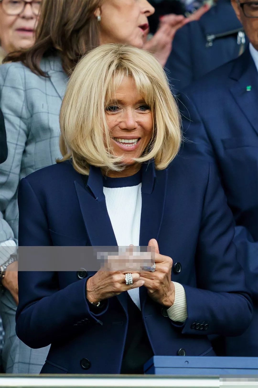 66岁法国第一夫人陪老公看球,双手抱胸气场足,马克龙竟变成陪衬