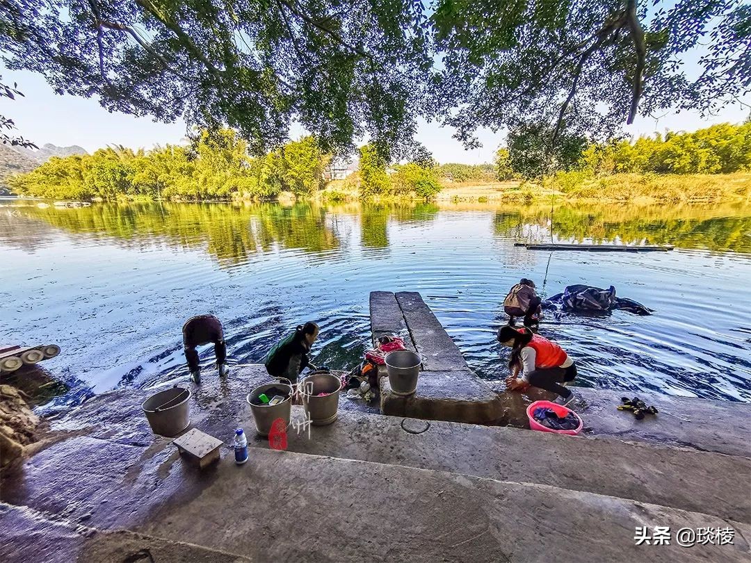 这个古镇好奇怪，门前放元宝，商号大门开洞，城隍爷与关二爷作伴
