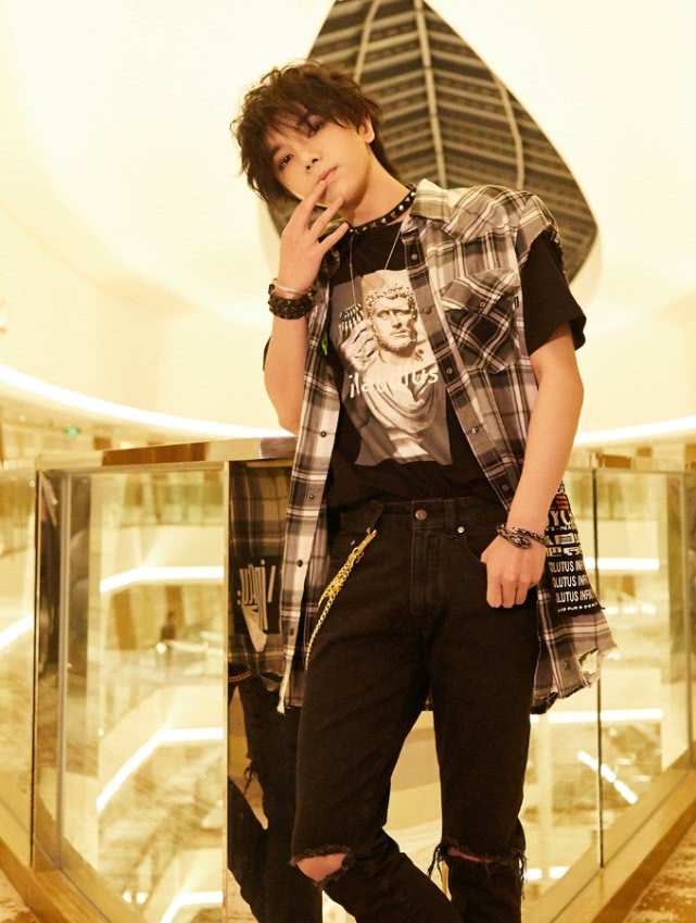 华晨宇发型变化全过程,华晨宇发型为啥变化这么快