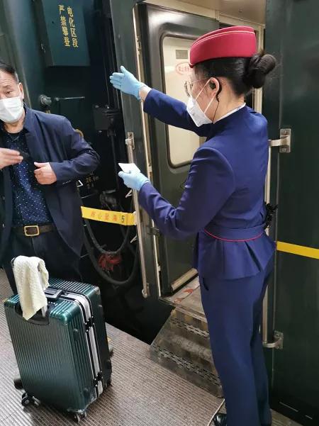 武汉“解封”后首趟返哈列车抵达哈尔滨西站