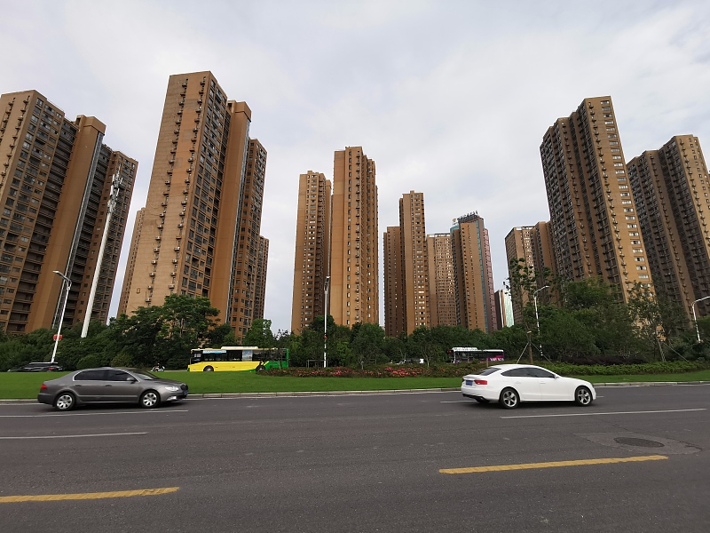 同一栋楼为啥西户比东户更有价值,同一栋楼东边户和中间户哪个好