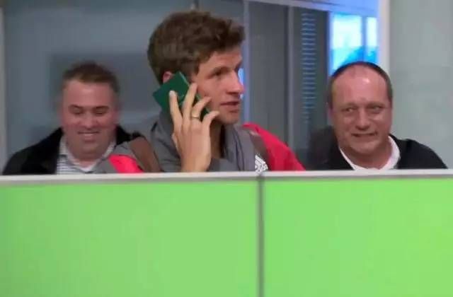 足球界的拉莫斯霸气出场,足球场上顶牛画面拉莫斯