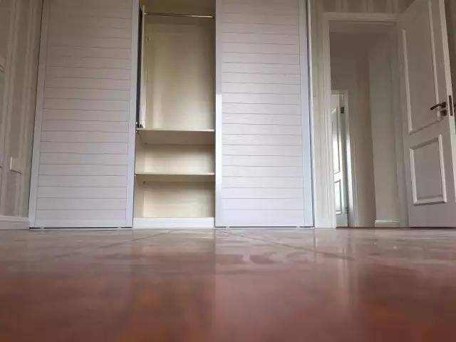 地板翻新4个方法不再傻傻花大钱,地板旧了上面铺个啥