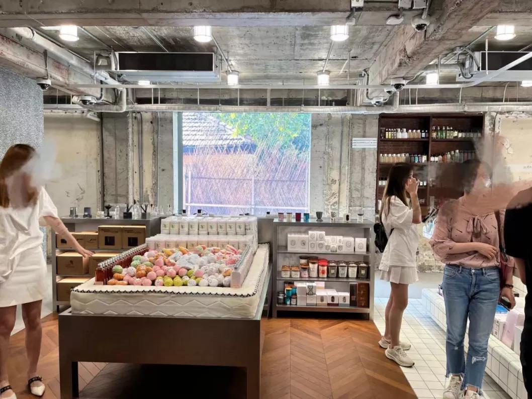 探访话梅安福路旗舰店：打造咖啡+零售空间，旧店或改为旗下品牌