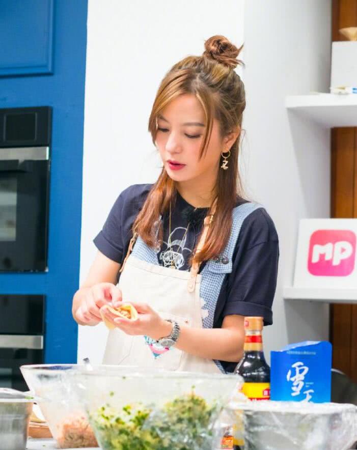 赵薇终于剪对发型!只剪了款空气刘海显青春,43岁嫩回23岁了