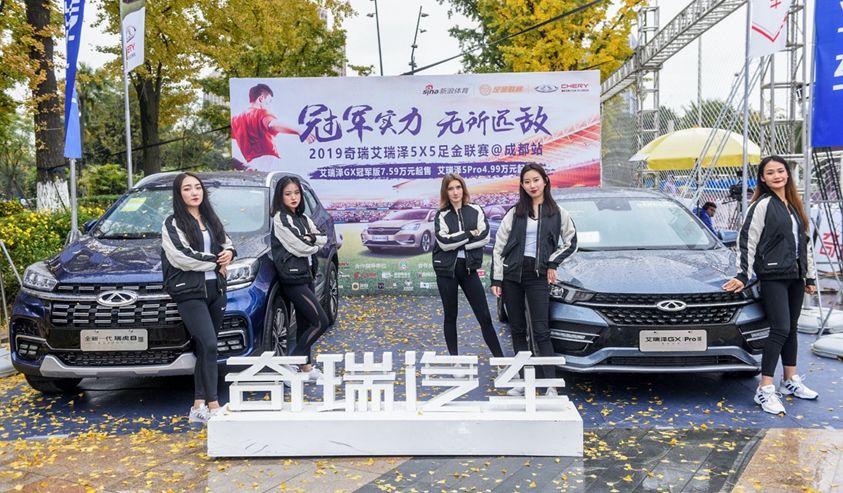 在足球场上如何跟对面的人交流,在足球认识很多朋友