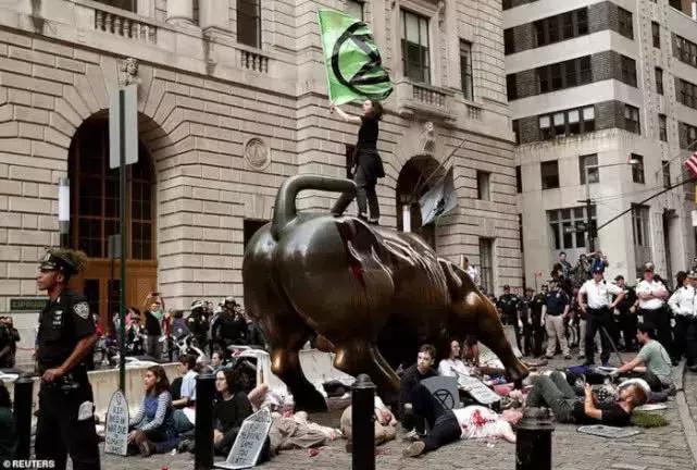 伦敦大混乱！*威示**者“血染”财政部，躺尸唐宁街，这是要上天？