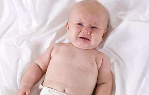 满月婴儿总哭闹怎么回事,婴儿满月哭闹的原因和处理方法