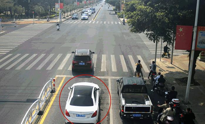 红绿灯坏了过路口扣分吗,遇到路口红绿灯坏了该怎么走呢