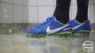 怎么选择足球鞋不磨脚,足球鞋为什么老是磨脚底长泡呢