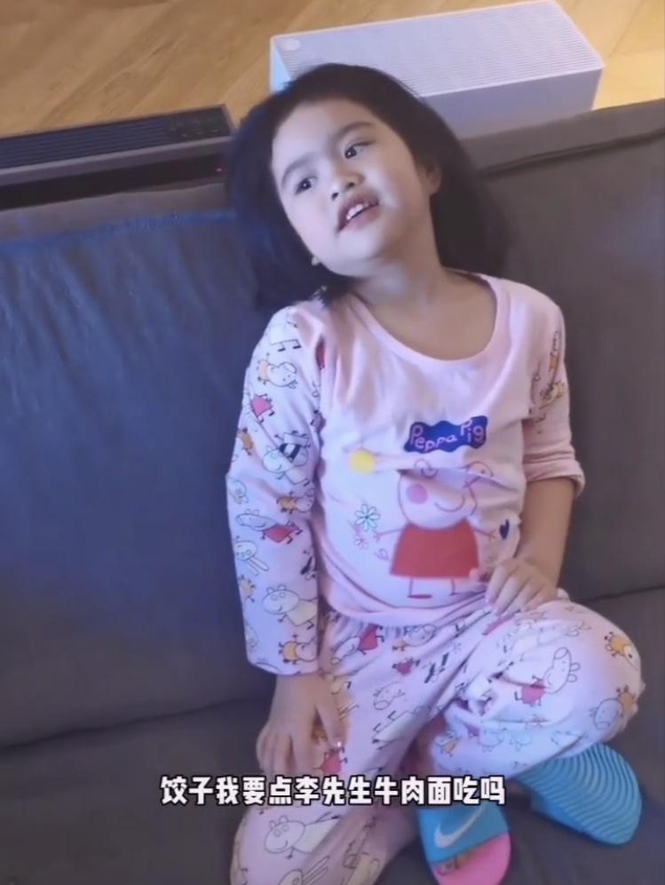 包贝尔女儿包饺子李现评论,包贝尔女儿搞笑饺子化身迷妹李现