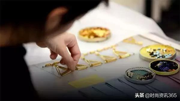 “埃及风”也刮到了时尚圈？CHANEL用金丝银线为你解答！