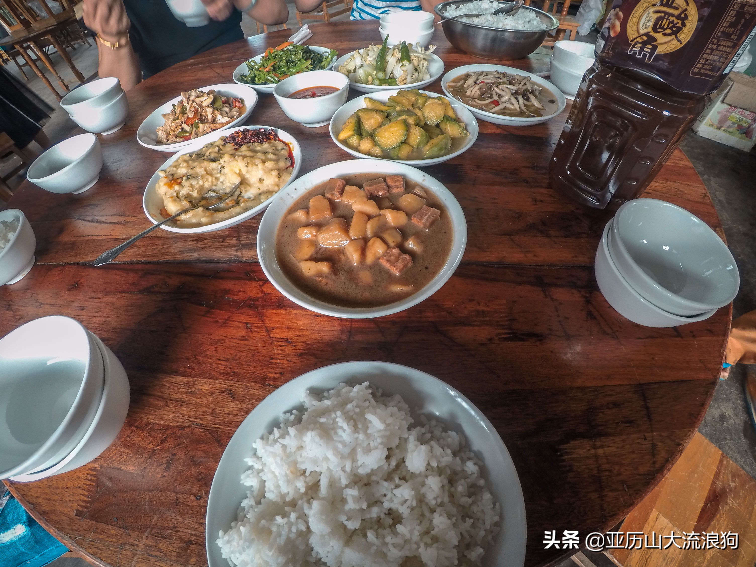 中缅边境的佛寺,旅途中遇到藏区僧人
