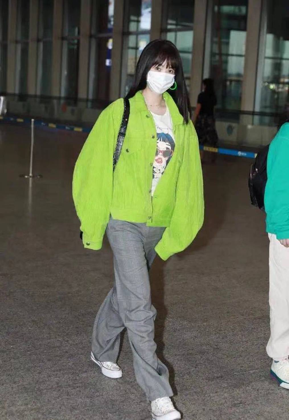 李菲儿夏季清凉穿搭俏皮可爱,李菲儿羊羔绒外套搭配