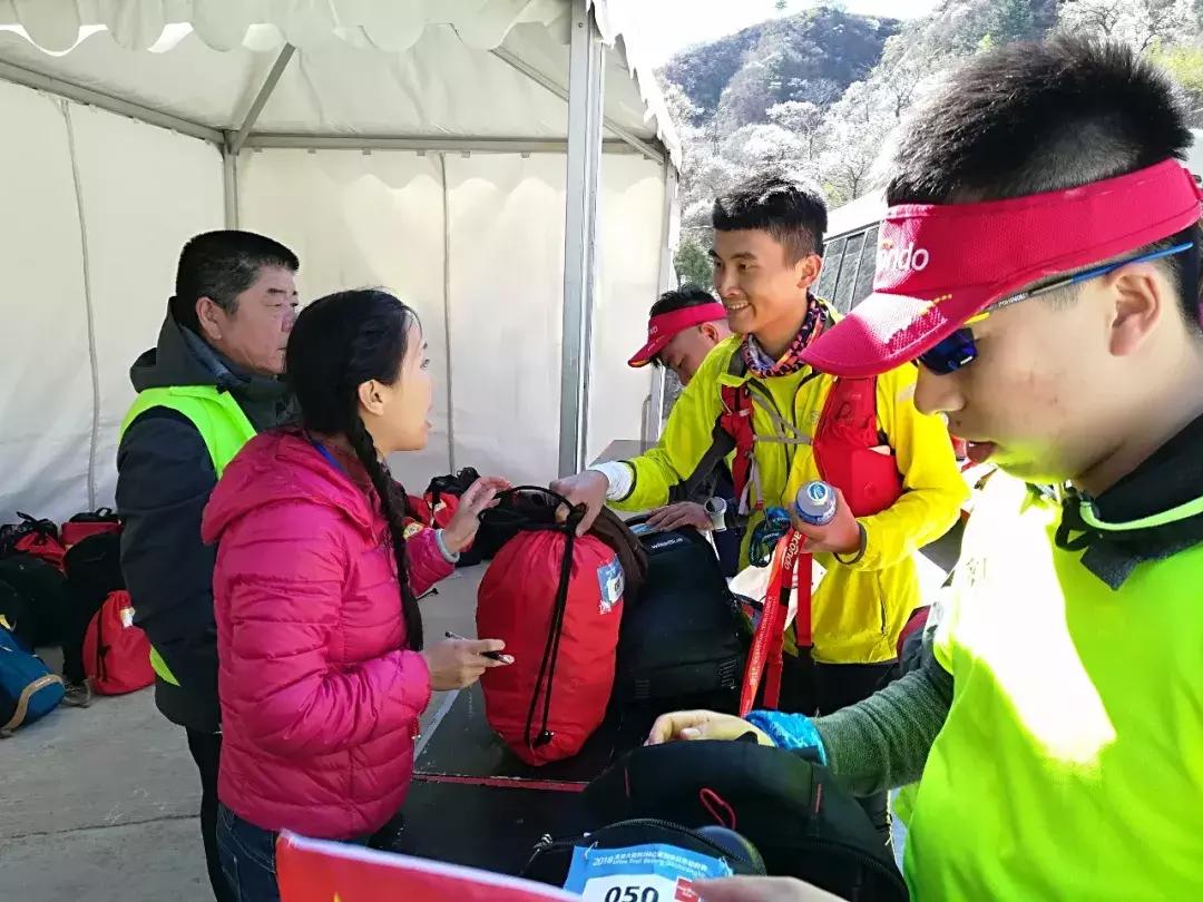 在寒冷中跑步,在马拉松当志愿者