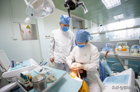 走进示范性职工创新工作室|侯本祥示范性职工创新工作室：显微镜下“走针”坏牙“起死回生”