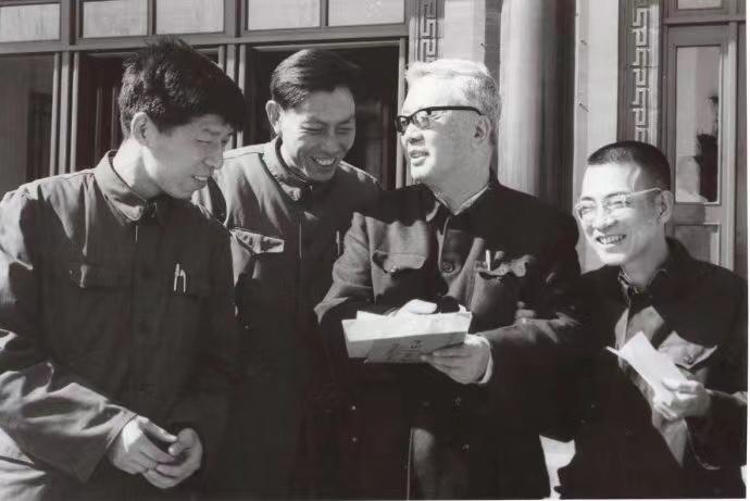 华罗庚读完《七律和郭沫若同志》,给毛主席写信:勤学毛著脱旧胎