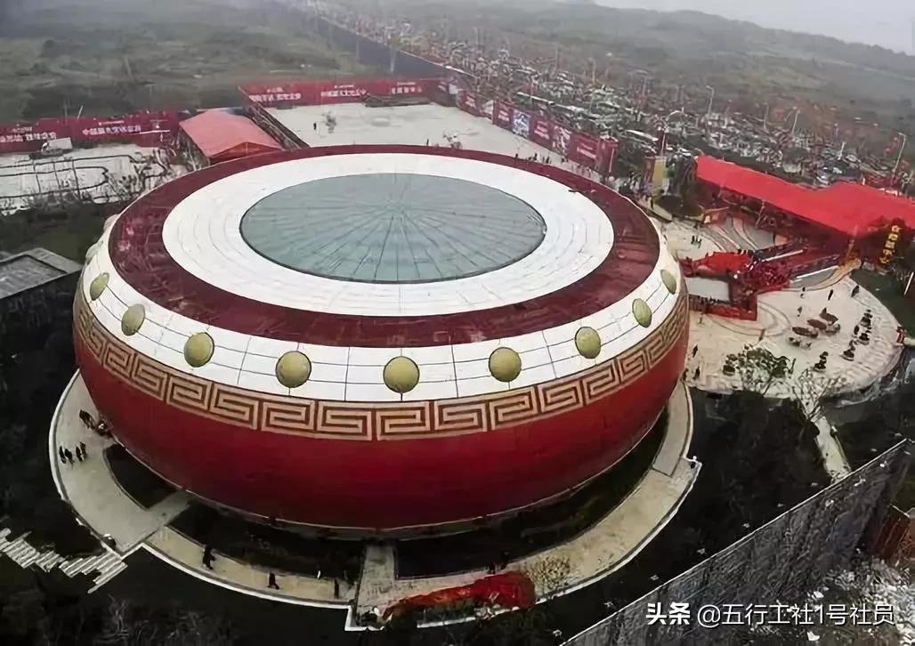 盘点那些建在奇葩地方的建筑,中国奇葩建筑大盘点