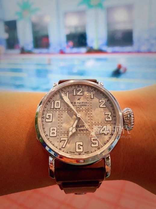 网友晒自己微信好友数量,网友晒1300手表