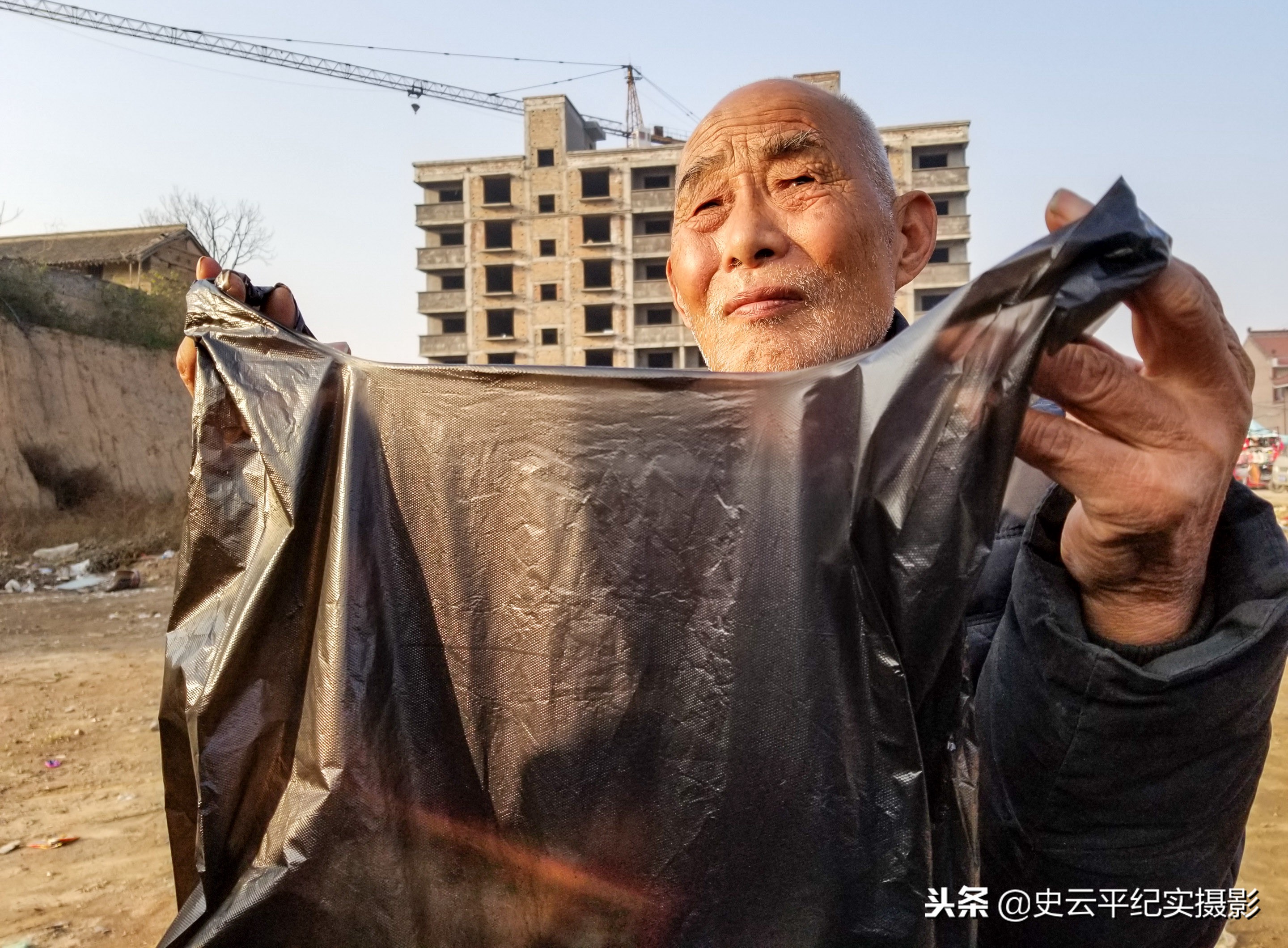 走过路过不容错过,农村庙会上买一送一,神奇的腰带能治啥病