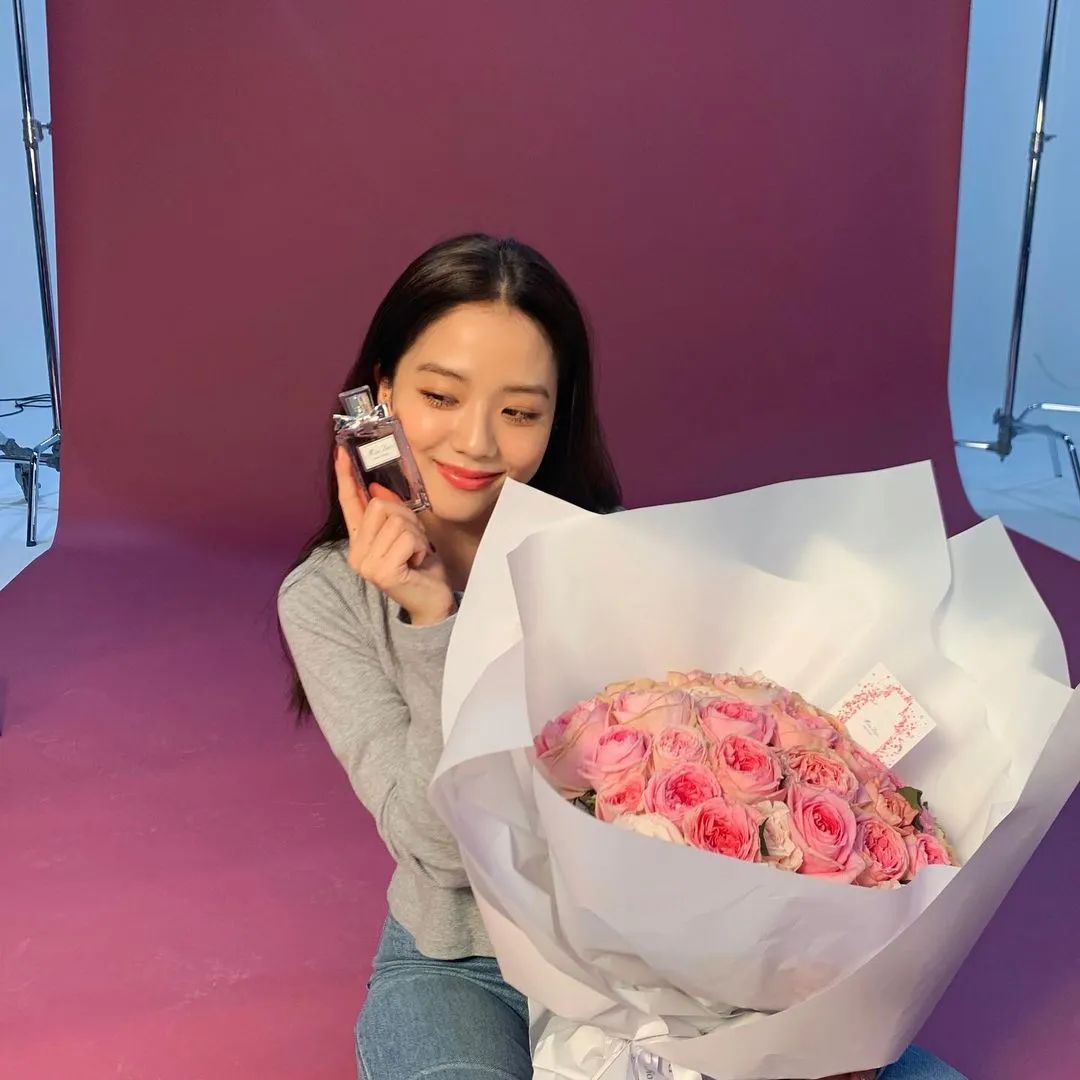 从BP小糊咖到Dior千金，Jisoo的脸越来越值钱了