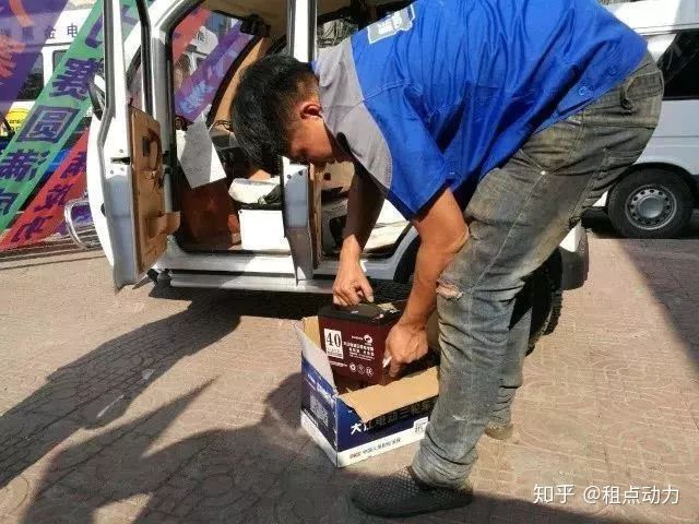 电动车电瓶充电时发烫怎么回事,电动车充电发烫是什么原因