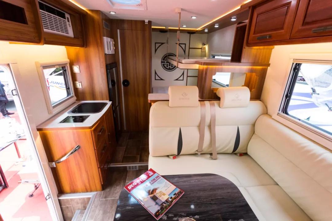 骏驰依维柯c型纵置床房车,2.98米的子母床c型依维柯房车