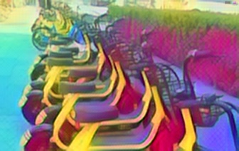 出租车将共享电动车拉出城,出租车司机破坏共享电动车