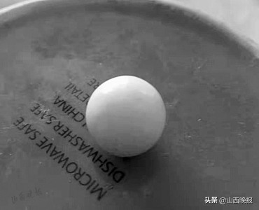 狗狗的嘴巴里面有个硬疙瘩,狗狗嘴里长了一个硬疙瘩