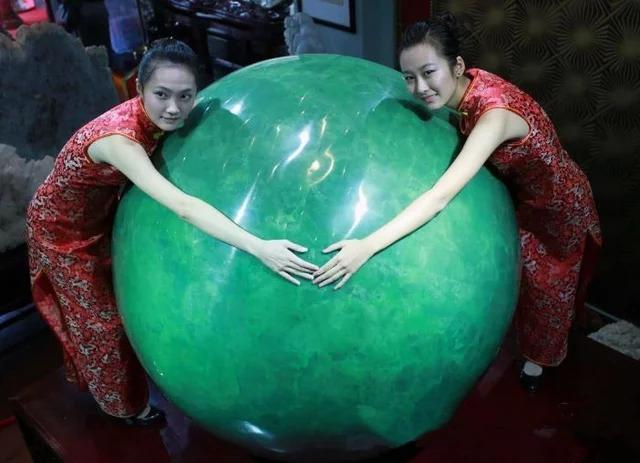 男子挖出价值22亿夜明珠,陕西挖出6吨重夜明珠视频