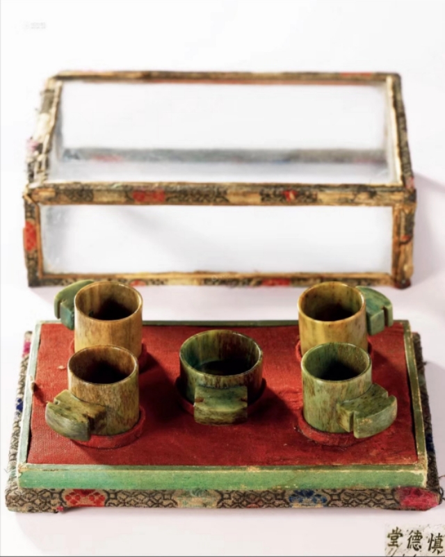 骨器也疯狂，清末的骨头小酒盅拍出16万，克价堪比羊脂白玉！