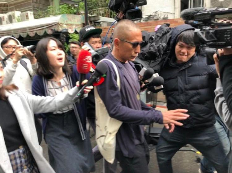 钮承泽被曝性侵后现身警察局，剃了个光头，网友：想直接进去了？