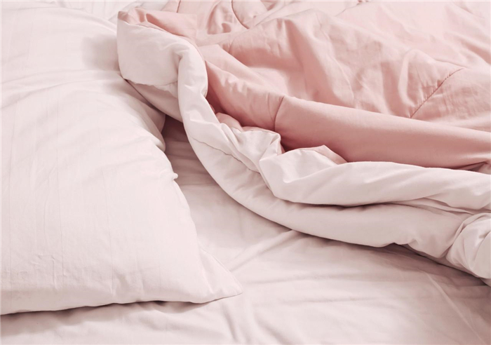 刚换的被子潮潮的怎么办,晒过的被子有异味怎样清除