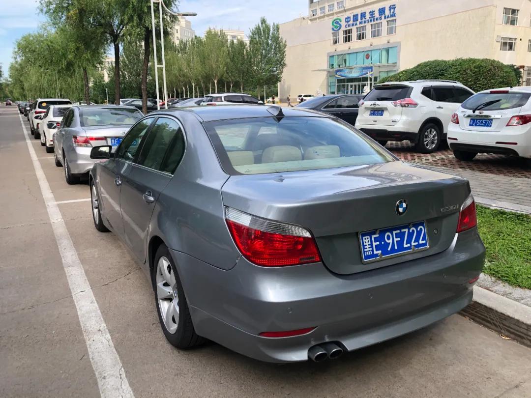 我，月薪2300，买了一辆巴伐利亚味的行政级轿车