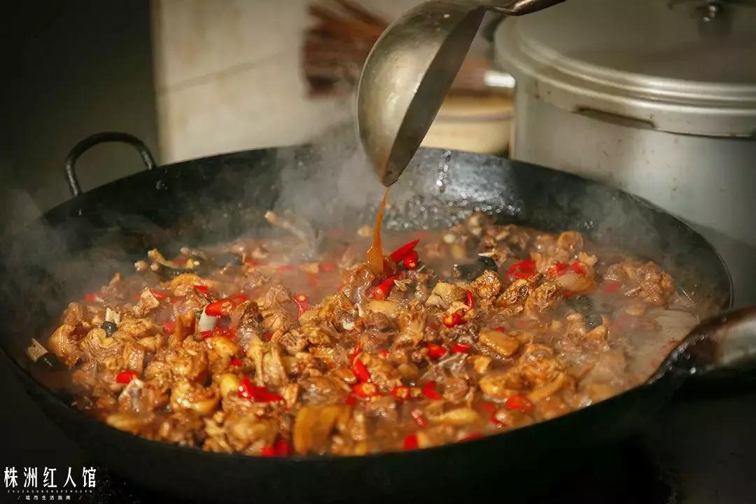 无言的年轮,嘴角的油渍,忆不尽的是陈旧时光。