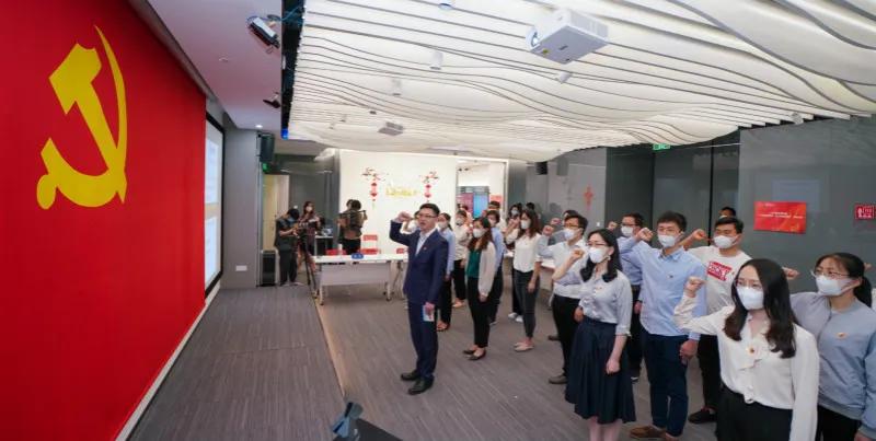 徐汇区*党**建引领助推优化营商环境，“金牌店小二”集中行动：“四史”学习源动力跑出徐汇“加速度”