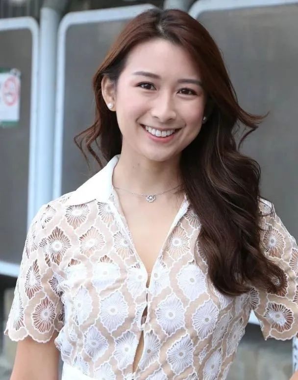 骑车摔断脚筋!TVB港姐留医两个月拄拐杖出院,男友全程贴身照顾