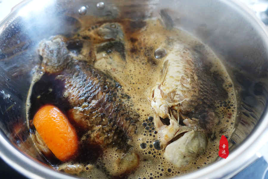 从高压锅中取出完整的酥鱼,真是不容易,它浑身酥软烂要轻拿轻放