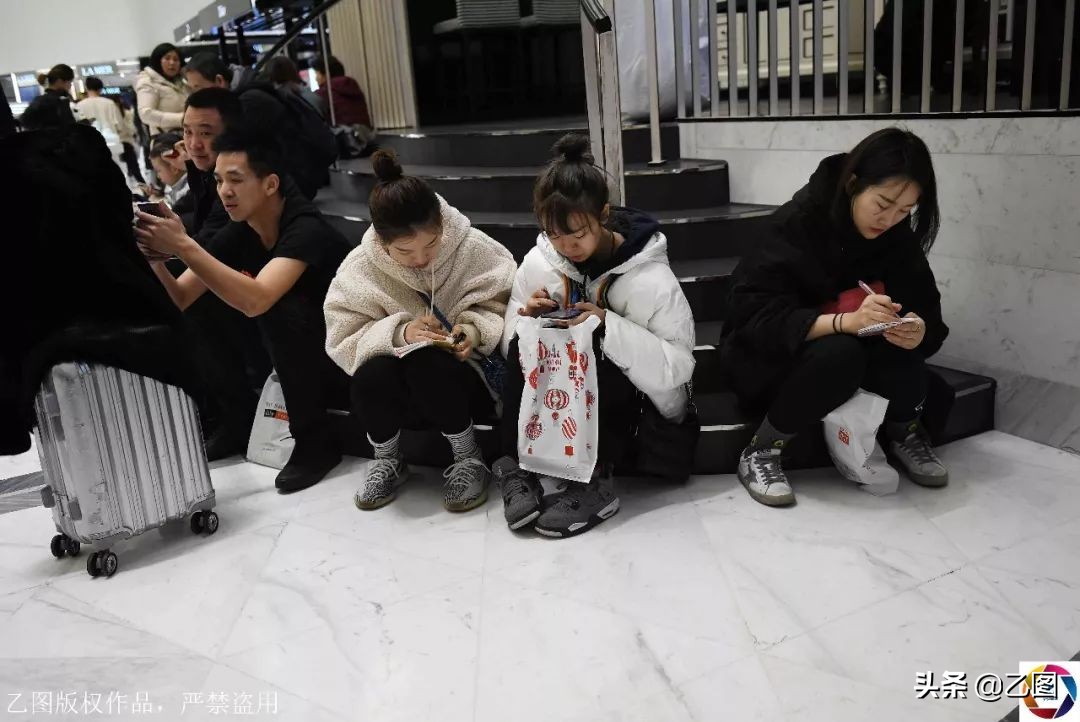 中国游客挤爆韩国免税店,中国游客时隔9月再现韩国免税店