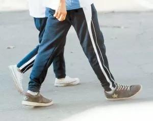 深圳校裤怎么穿出潮流感,深圳毕业后穿校服